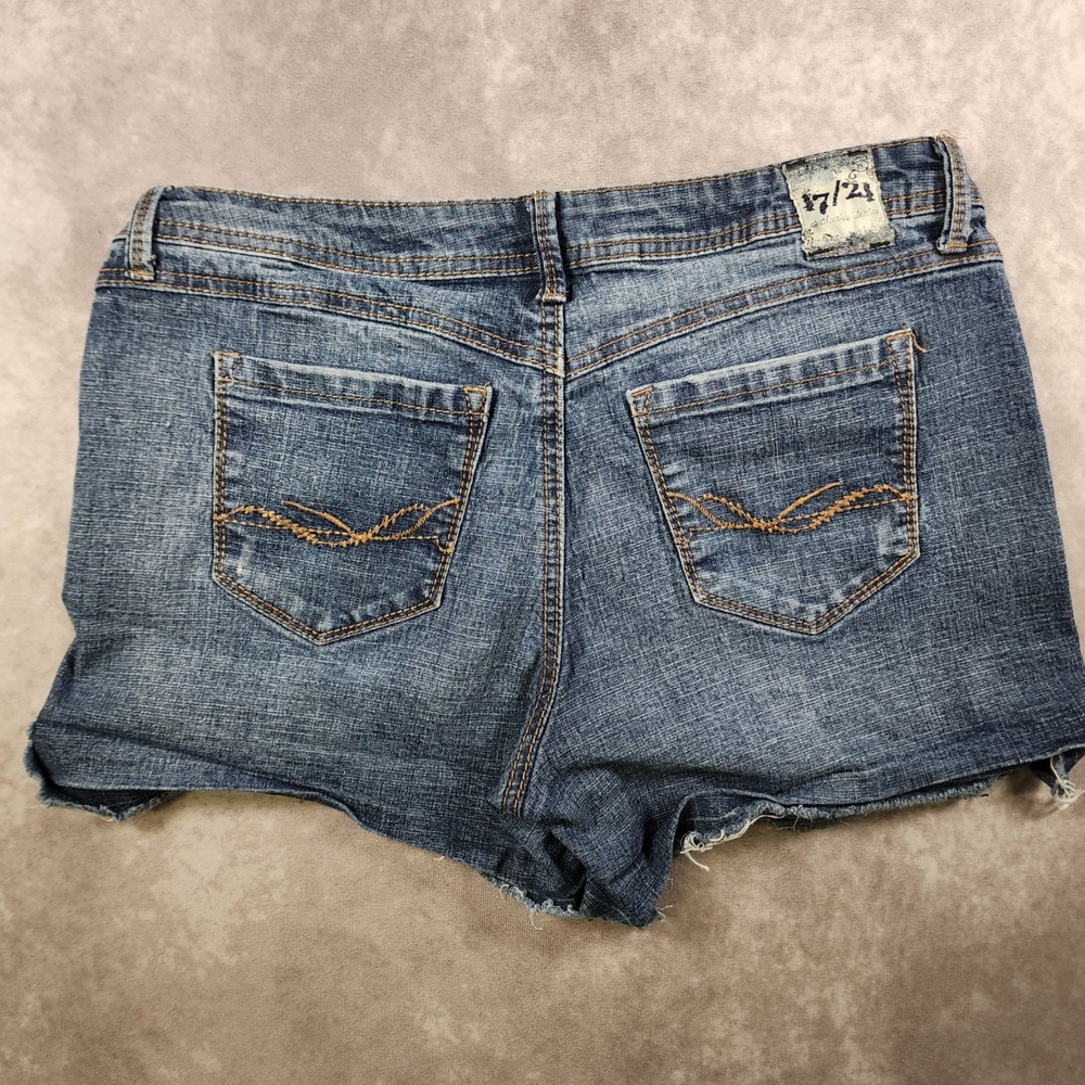 17/21 Exclusive Denim Shorts Size 12 Blue Embroidered Floral Raw Hem Cutoffs - Picture 2 of 6